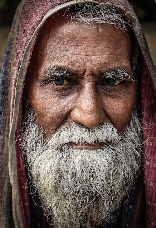 Man Met Baard Bruine Hoofddoek Dragen