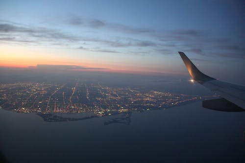 Foto stok gratis matahari terbenam yang indah, menonton dari langit, pemandangan ny dari pesawat