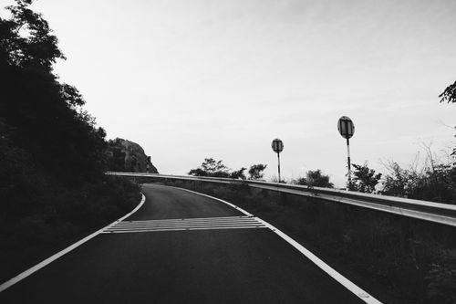 免費 穿過風景優美的黑白景觀的彎曲道路 圖庫相片