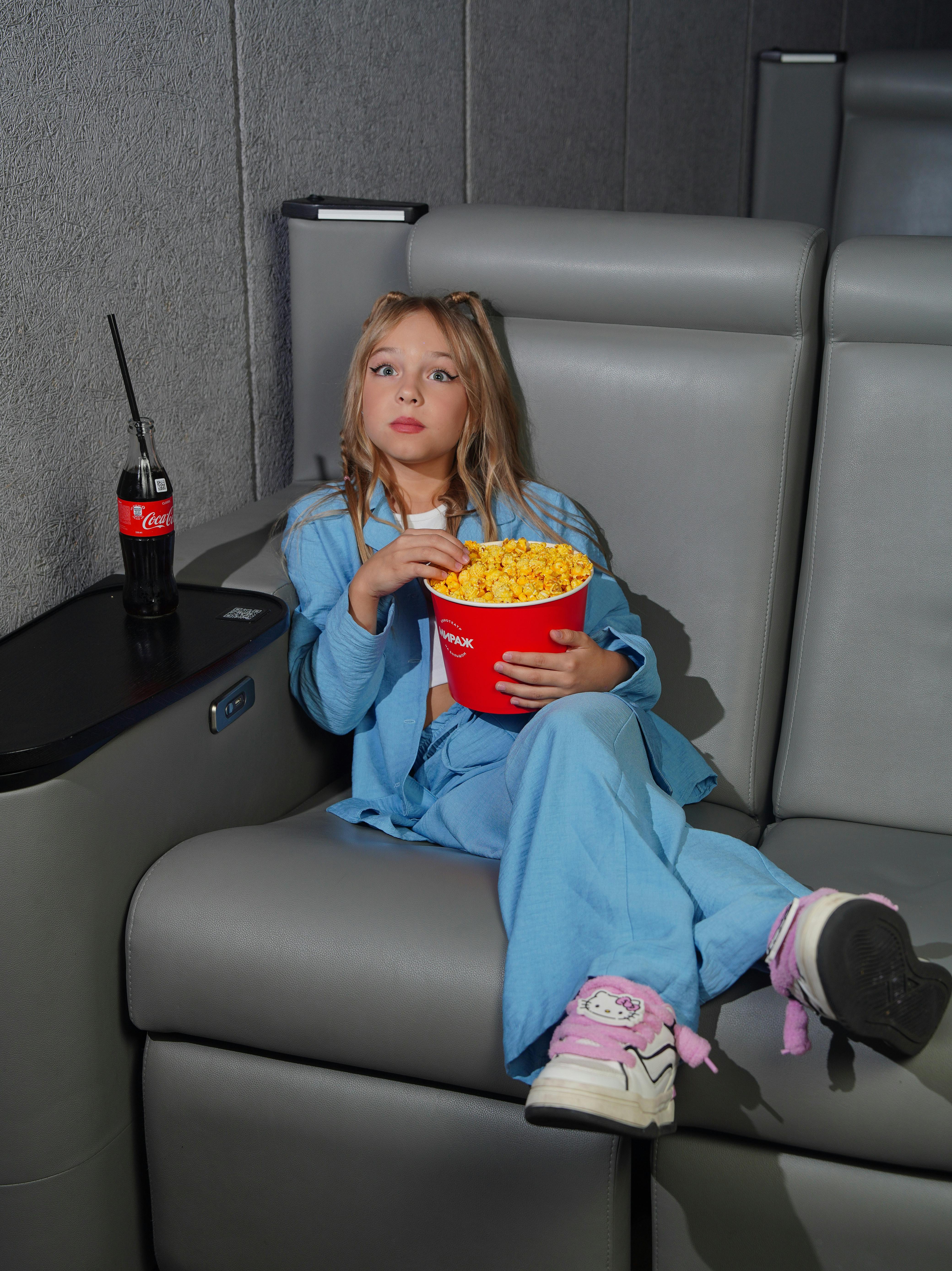 Gratuit Jeune Fille Appréciant Un Film Avec Du Pop Corn Et Du Soda Photos