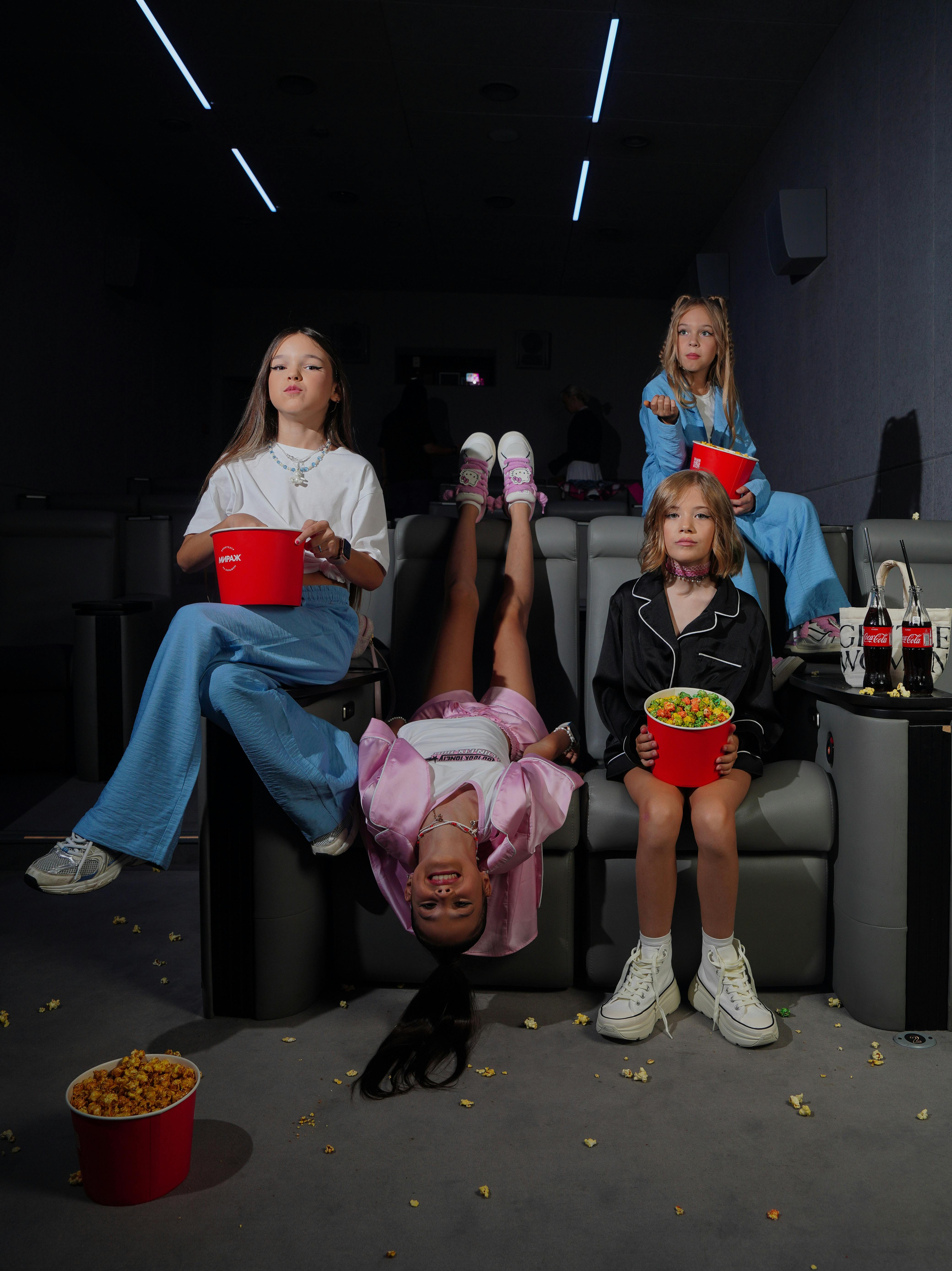 Gratis Børn Nyder Filmaften I Teatret Lagerfoto