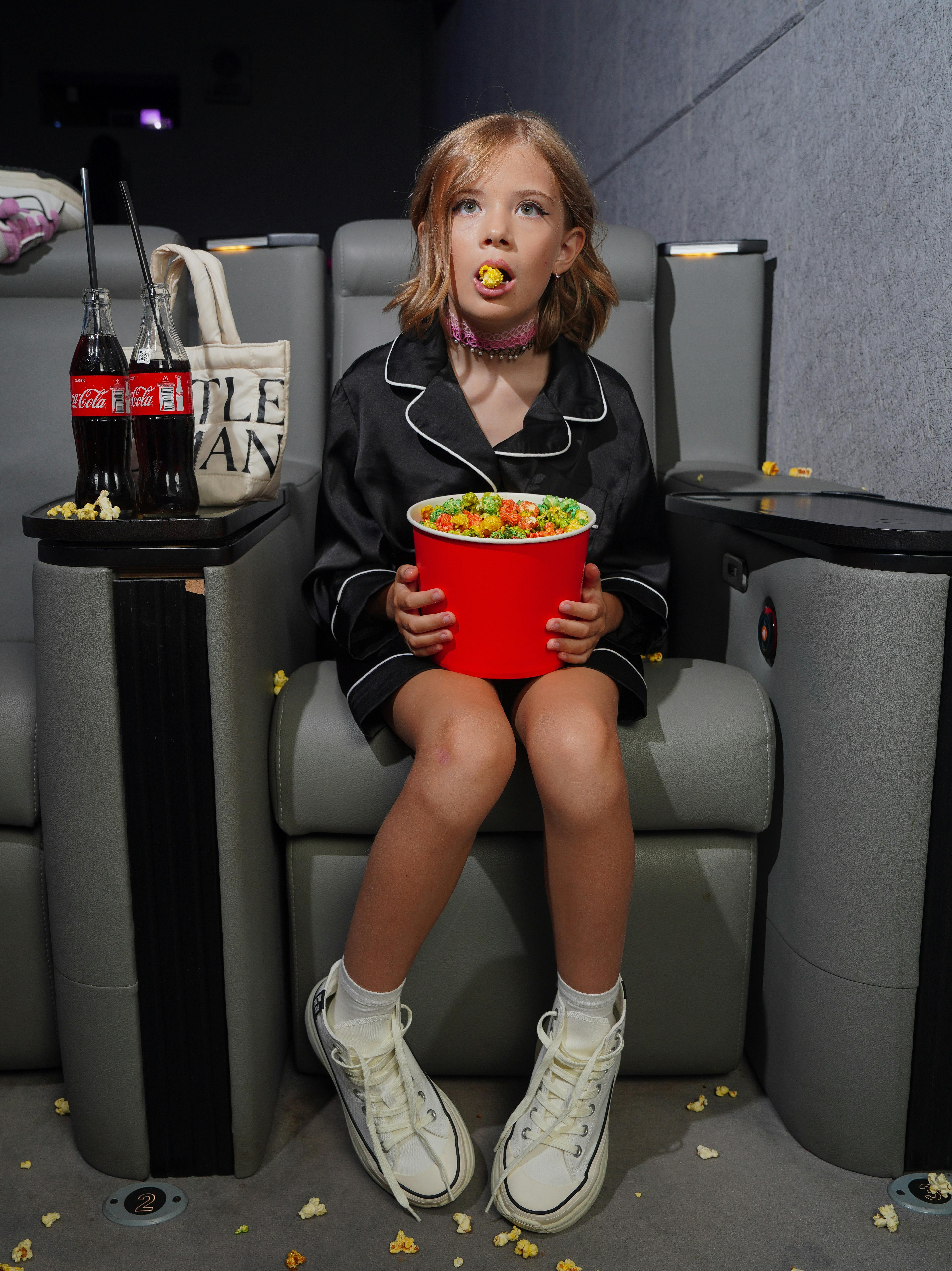 Gratuit Un Enfant Déguste Du Pop Corn Dans Une Salle De Cinéma Photos