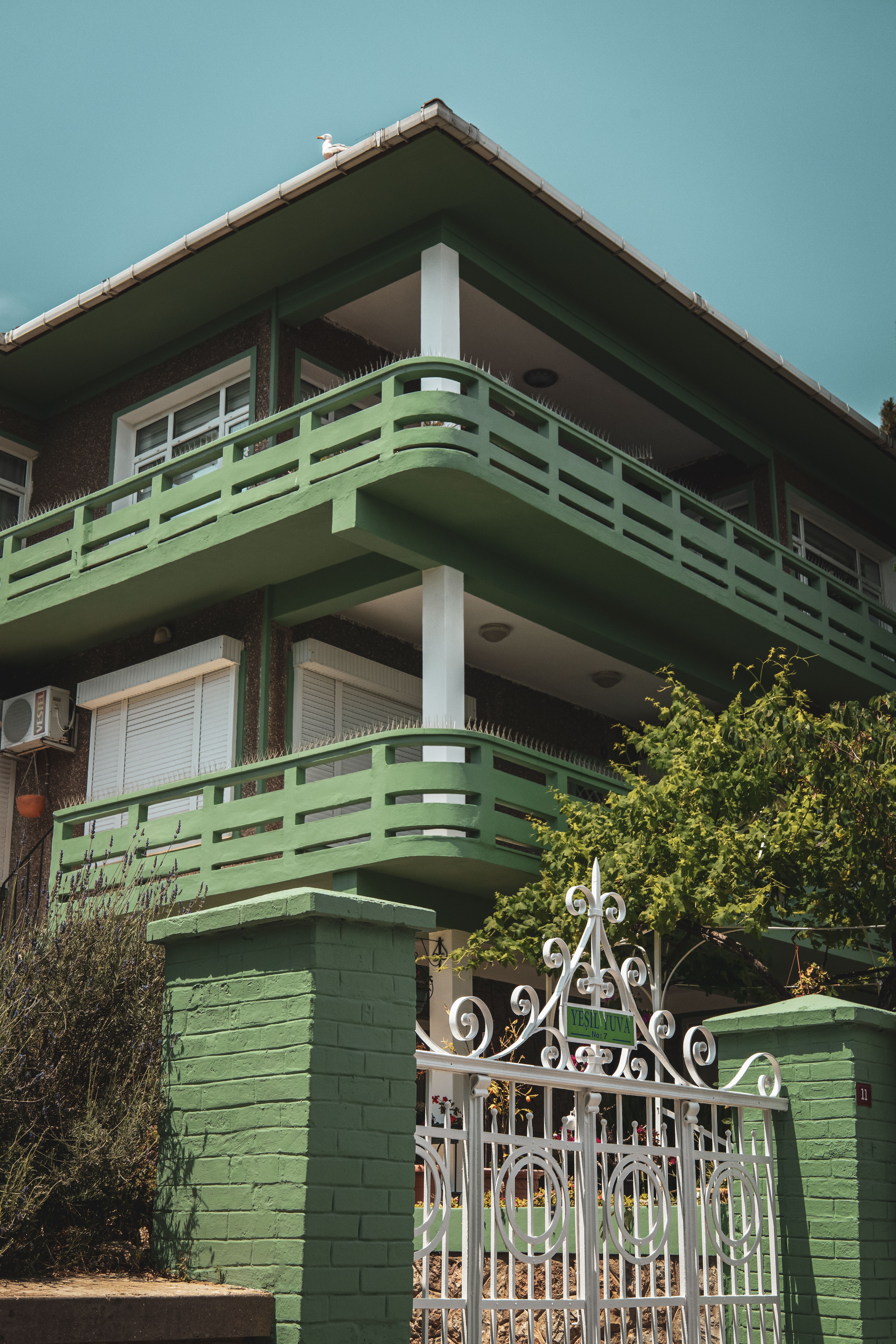 Photo inspiration: Picture Idea: Modern Green Apartment Exterior With Balcony