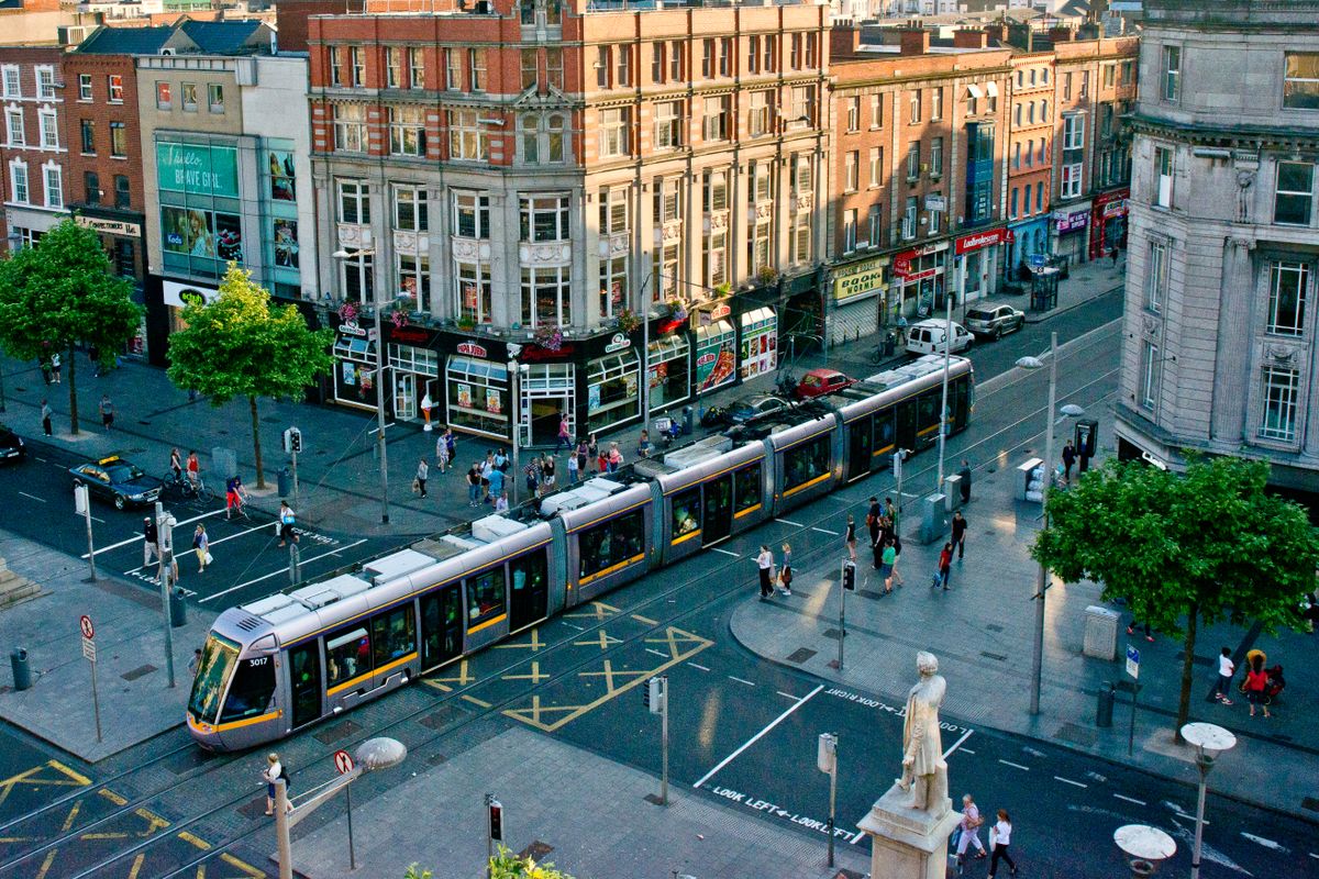 Tramvai modern in centrul Dublinului