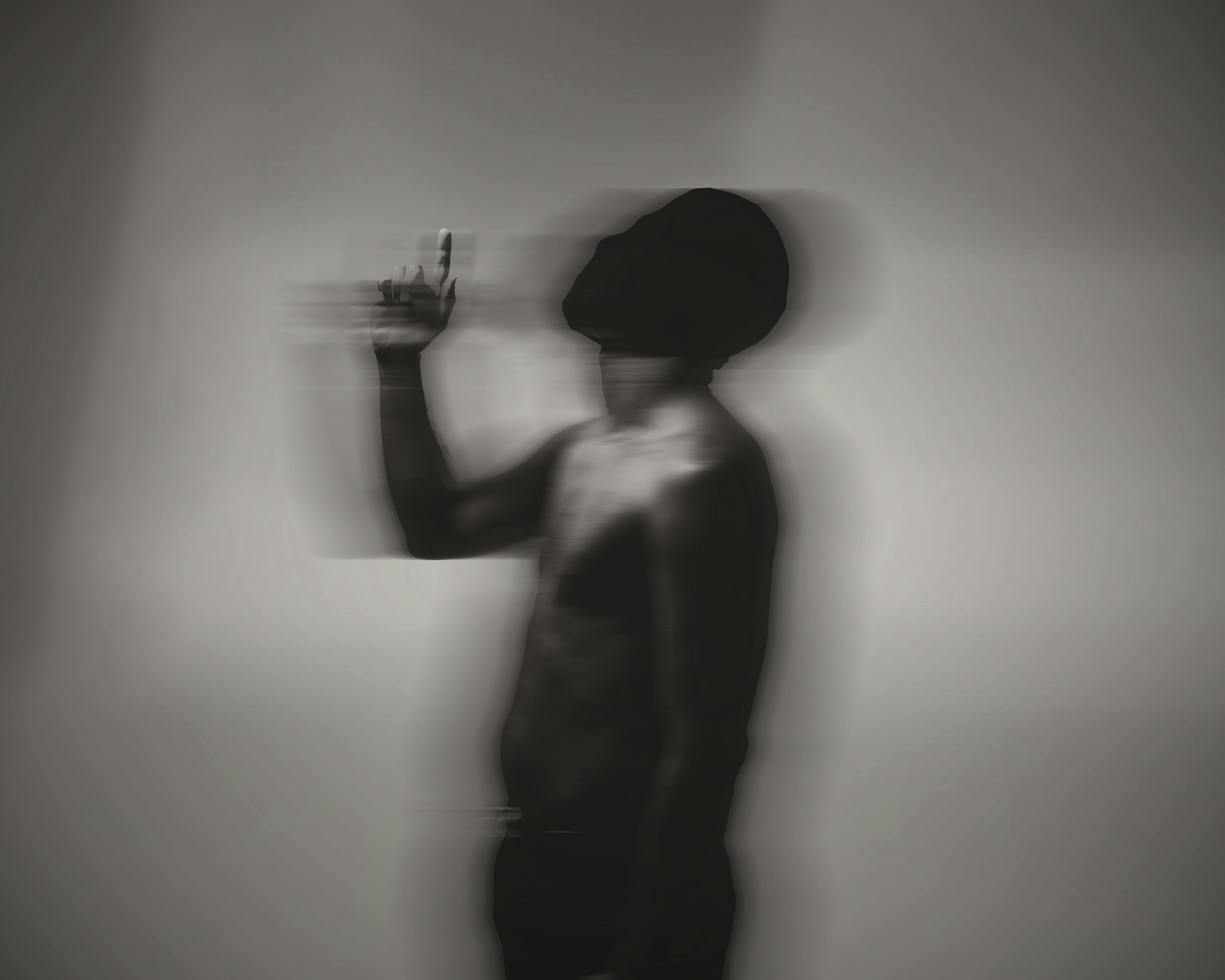 Gratis Silhouette artistica sfocata di una persona in movimento, che mette in risalto l'espressione emotiva. Foto a disposizione