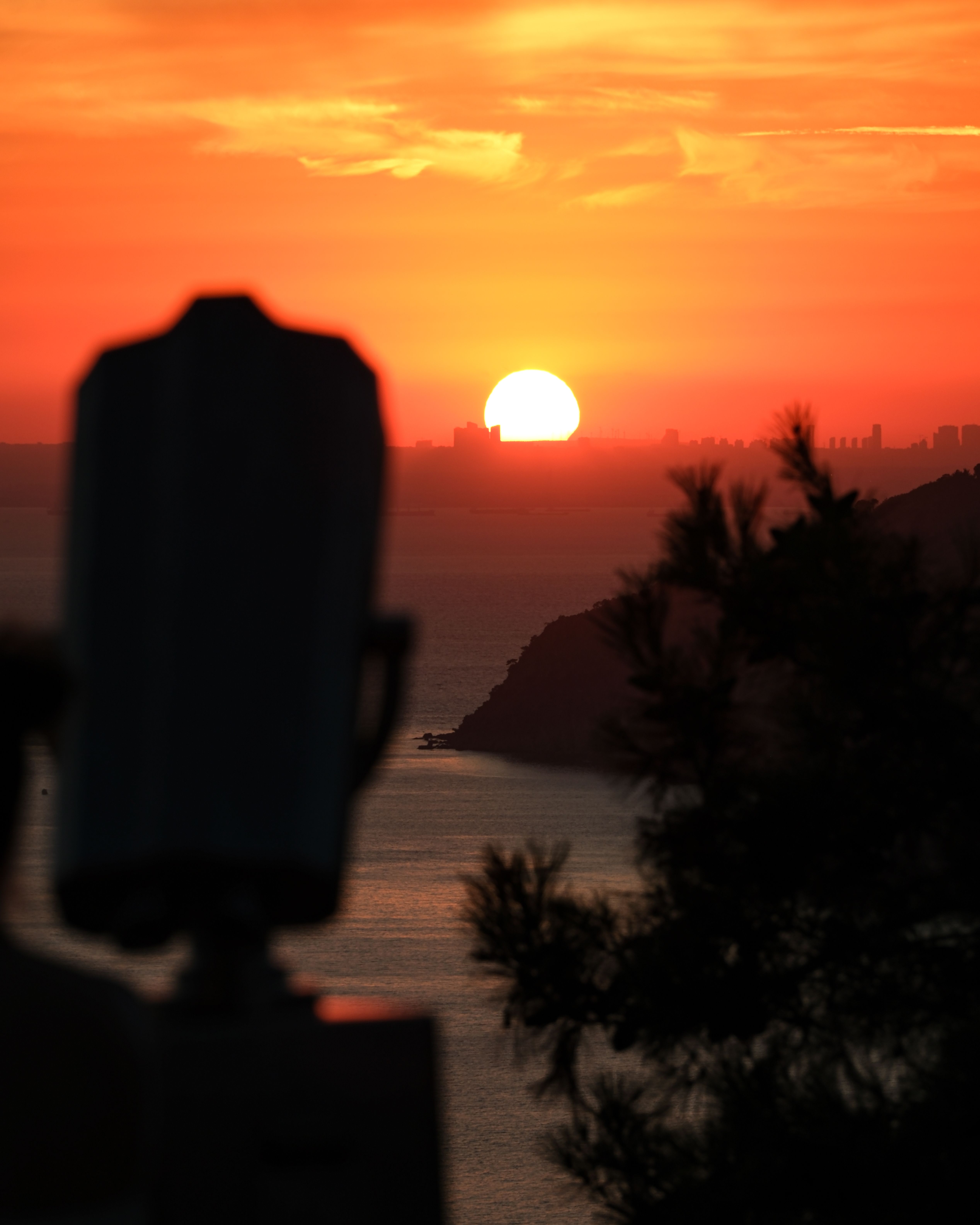 Stunning Sunset Over Ocean with Silhouette · Free Stock Photo