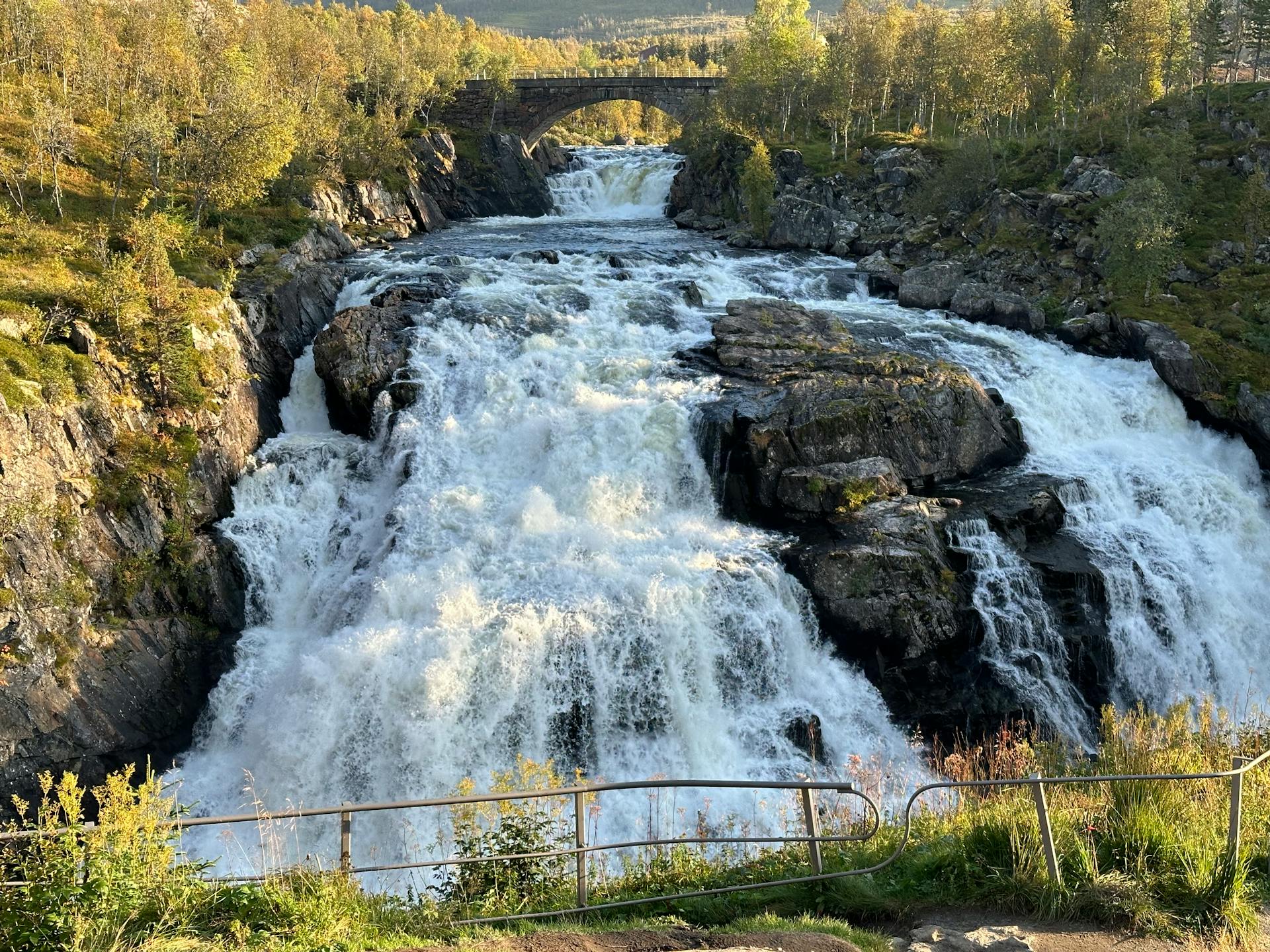 Ett majestätiskt vattenfall på den norska landsbygden