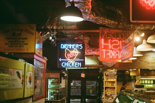 Vivaci insegne al neon illuminano un vivace mercato di Filadelfia, dove vengono presentati i piatti della cucina locale.