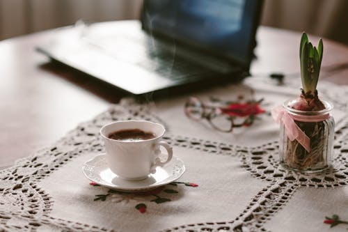 bilgisayar, bir fincan kahve, bitki içeren Ücretsiz stok fotoğraf