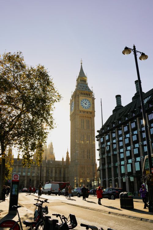 Free Big Ben in London with people and bicycles in the foreground, capturing a vibrant day. Stock Photo