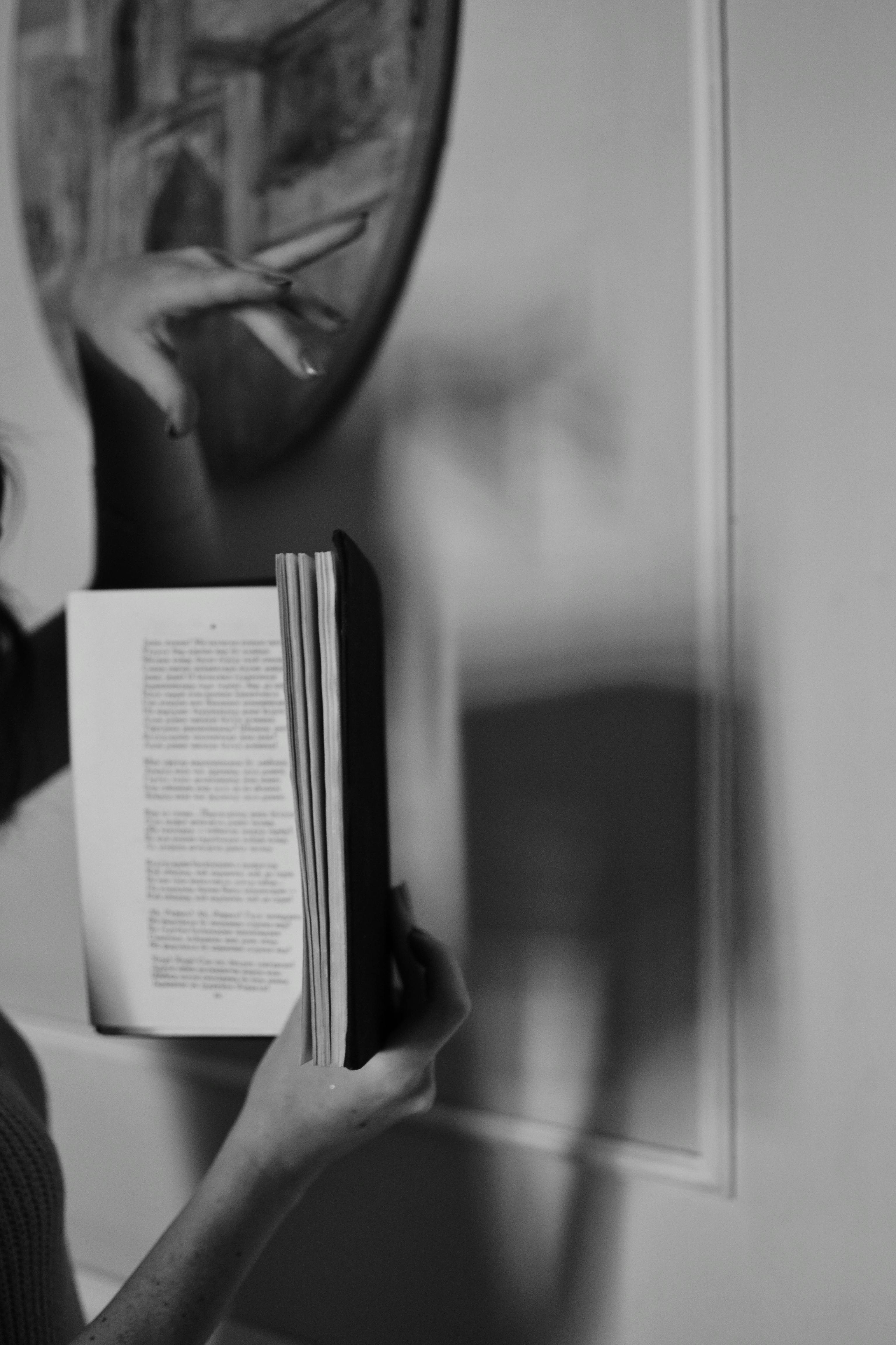 Gratis Scena Artistica Monocromatica Con Libro Aperto Foto a disposizione