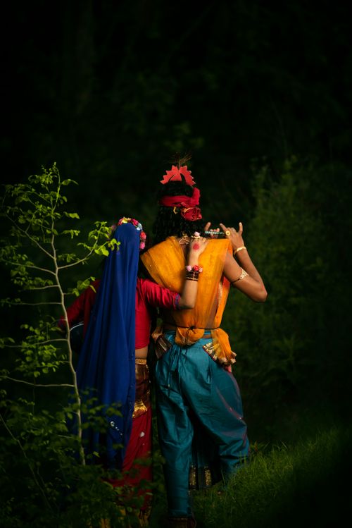 Free Couple in traditional Indian attire embracing in a lush, dark forest setting. Stock Photo