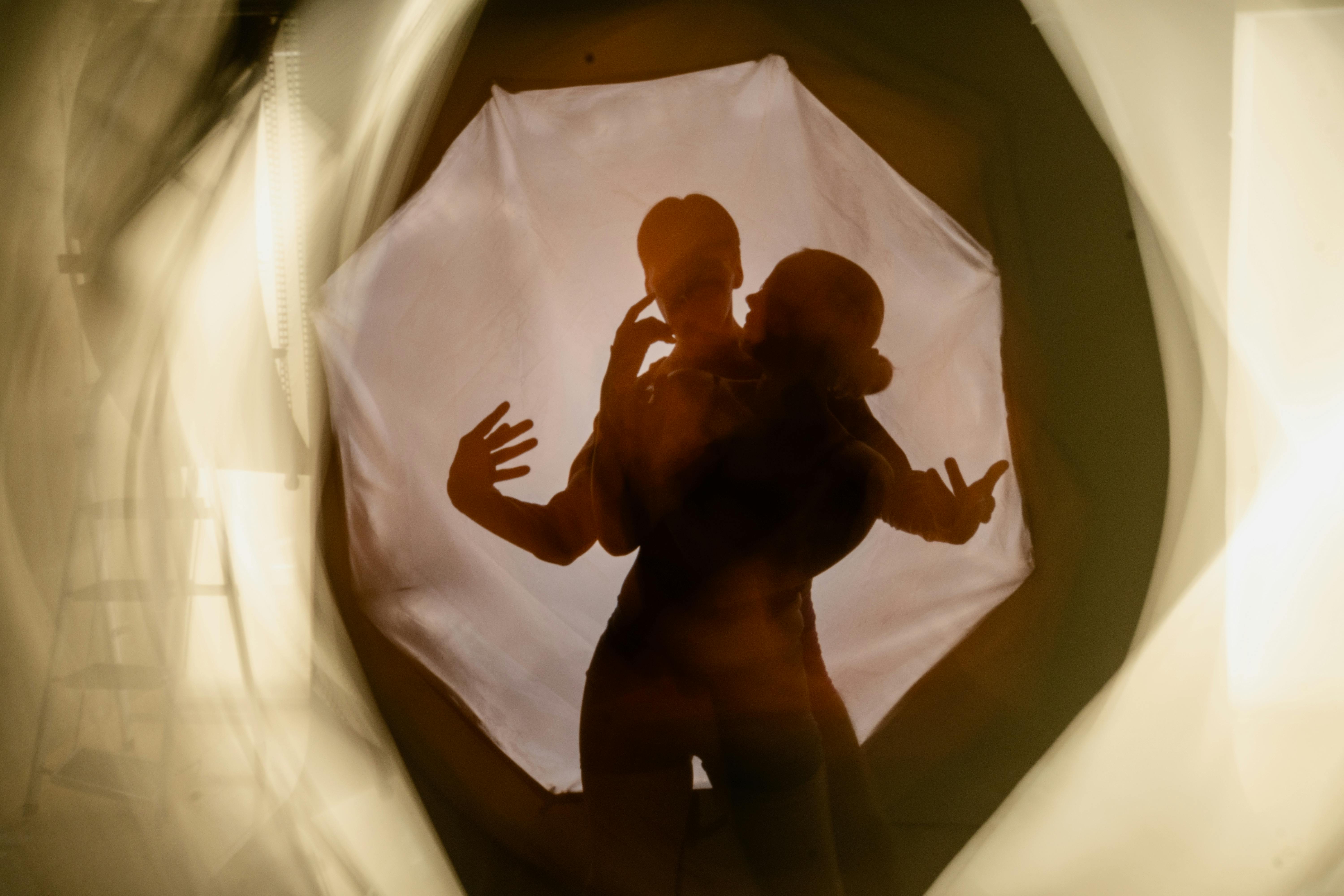 Ilmainen Taiteellinen Siluetti Tanssijoista Liikkeessä Kuvapankkikuva