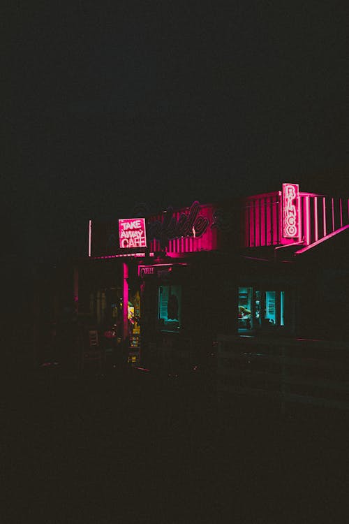 Zwart En Paars Neon Bewegwijzering Van Een Gebouw Tijdens De Nacht