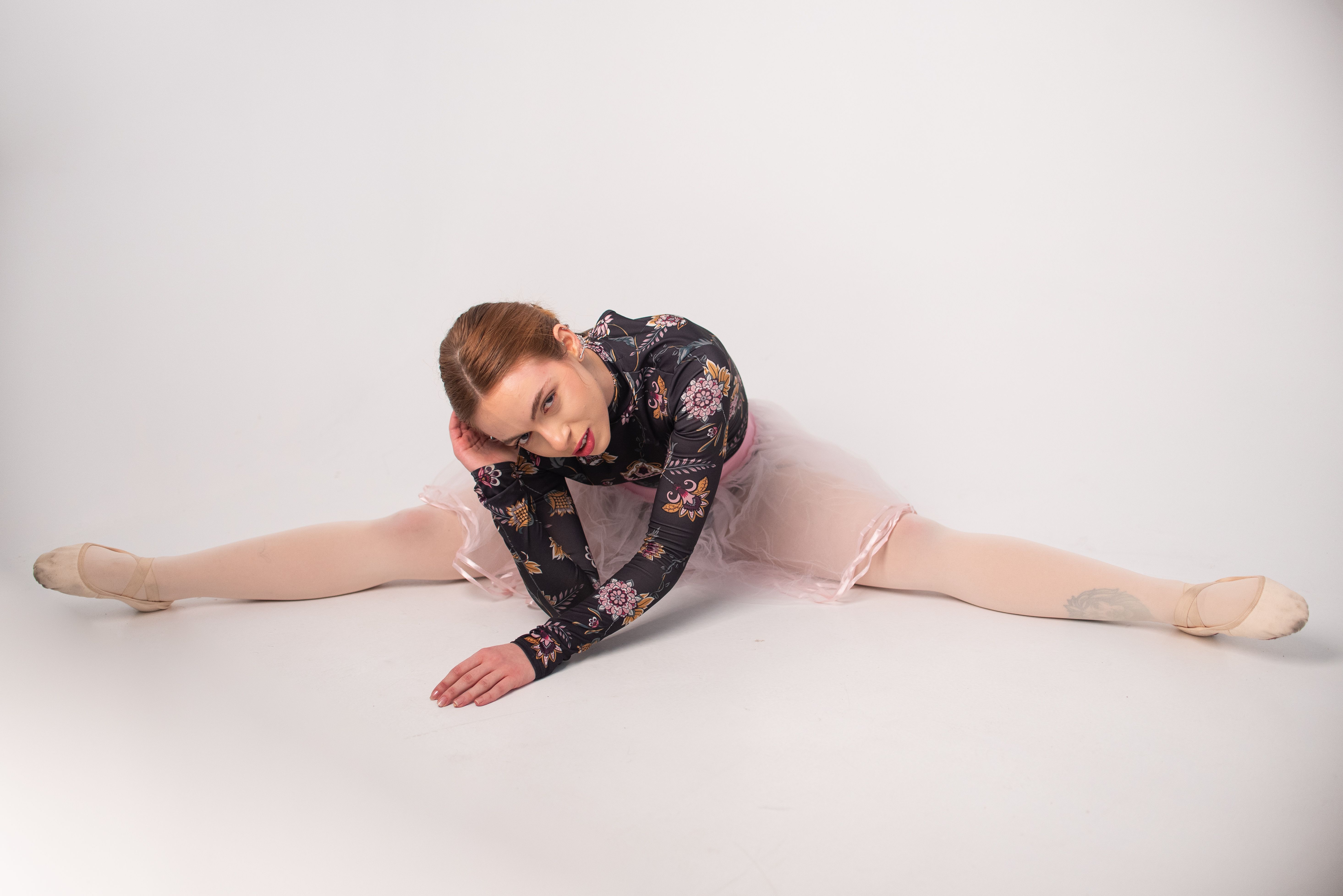 Graceful Ballet Dancer Performing Splits in Studio · Free Stock Photo