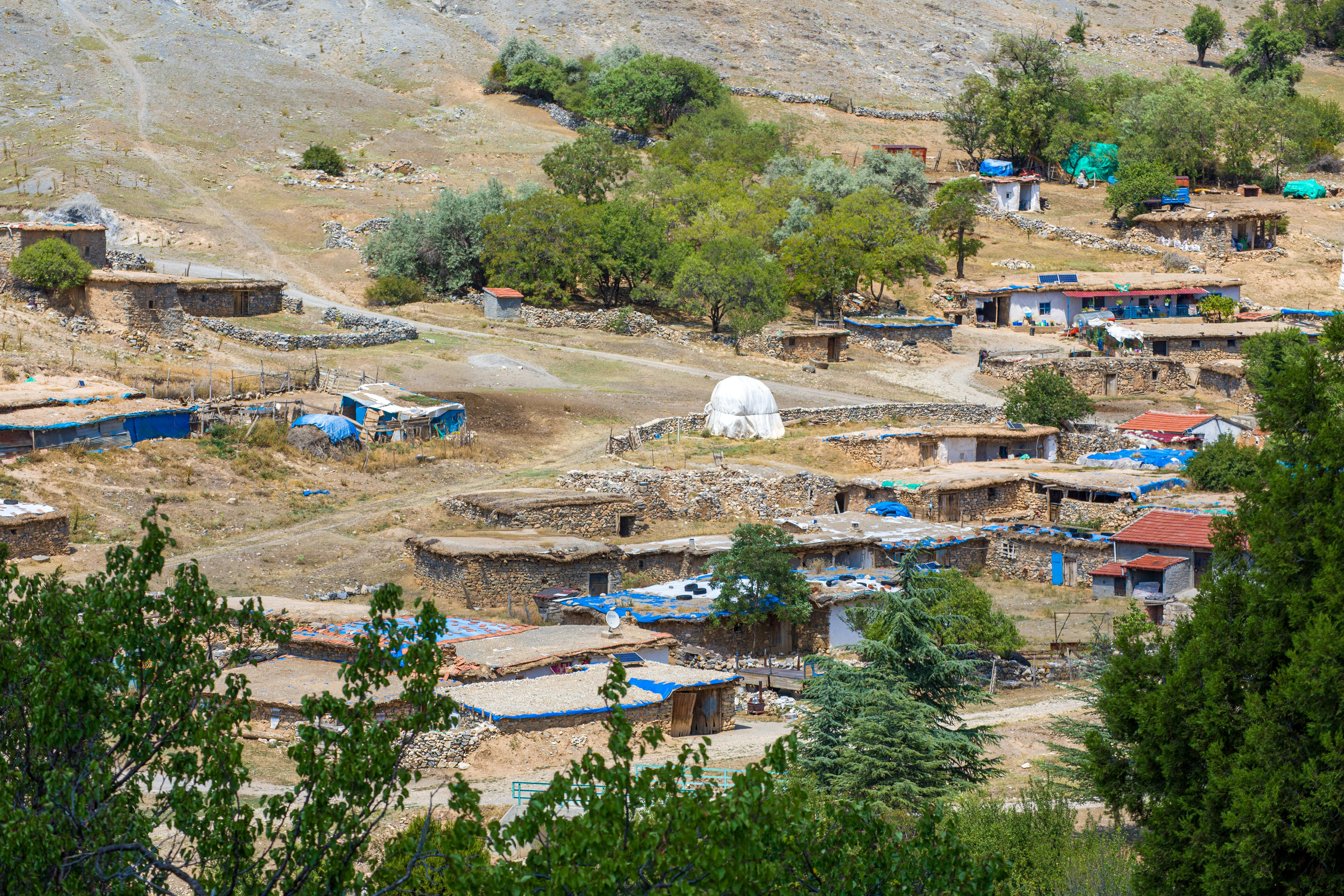 Pueblo rural afgano en un paisaje montañoso