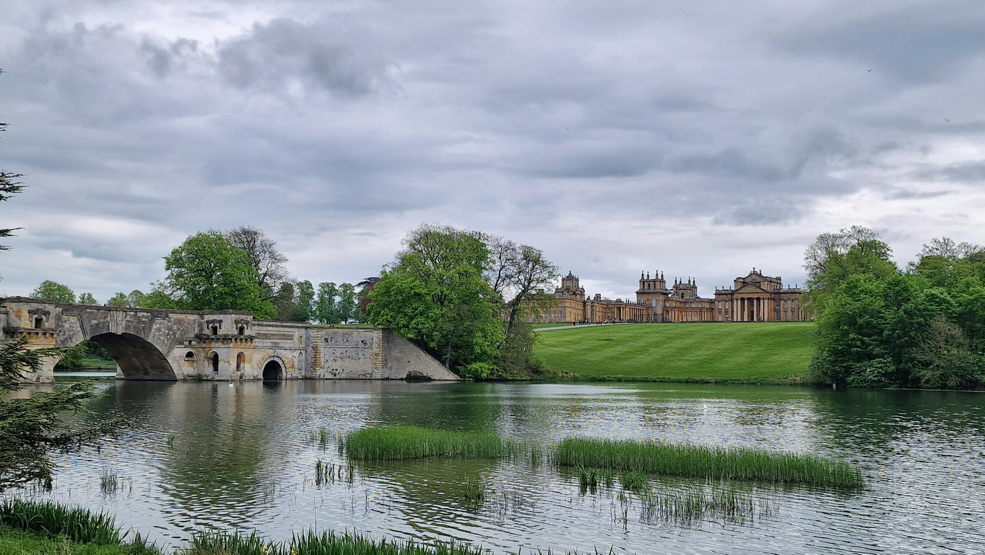 Vue sereine du palais et du pont de Blenheim au printemps