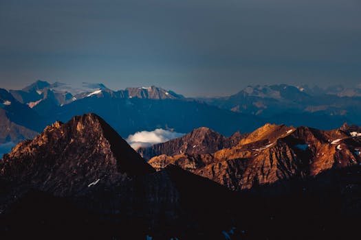 黄昏时分，晴朗的天空下，山峰显得格外崎岖