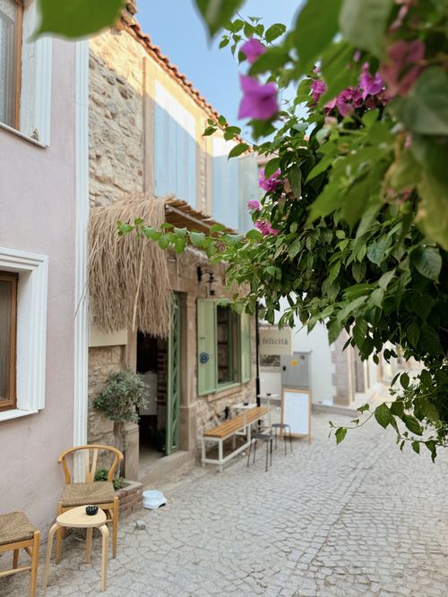 Free Picturesque outdoor café on a cobblestone street in Küçükköy, Türkiye. Stock Photo