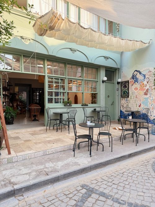 Free Charming outdoor café setting in Ayvalık, perfect for a relaxing coffee experience. Stock Photo