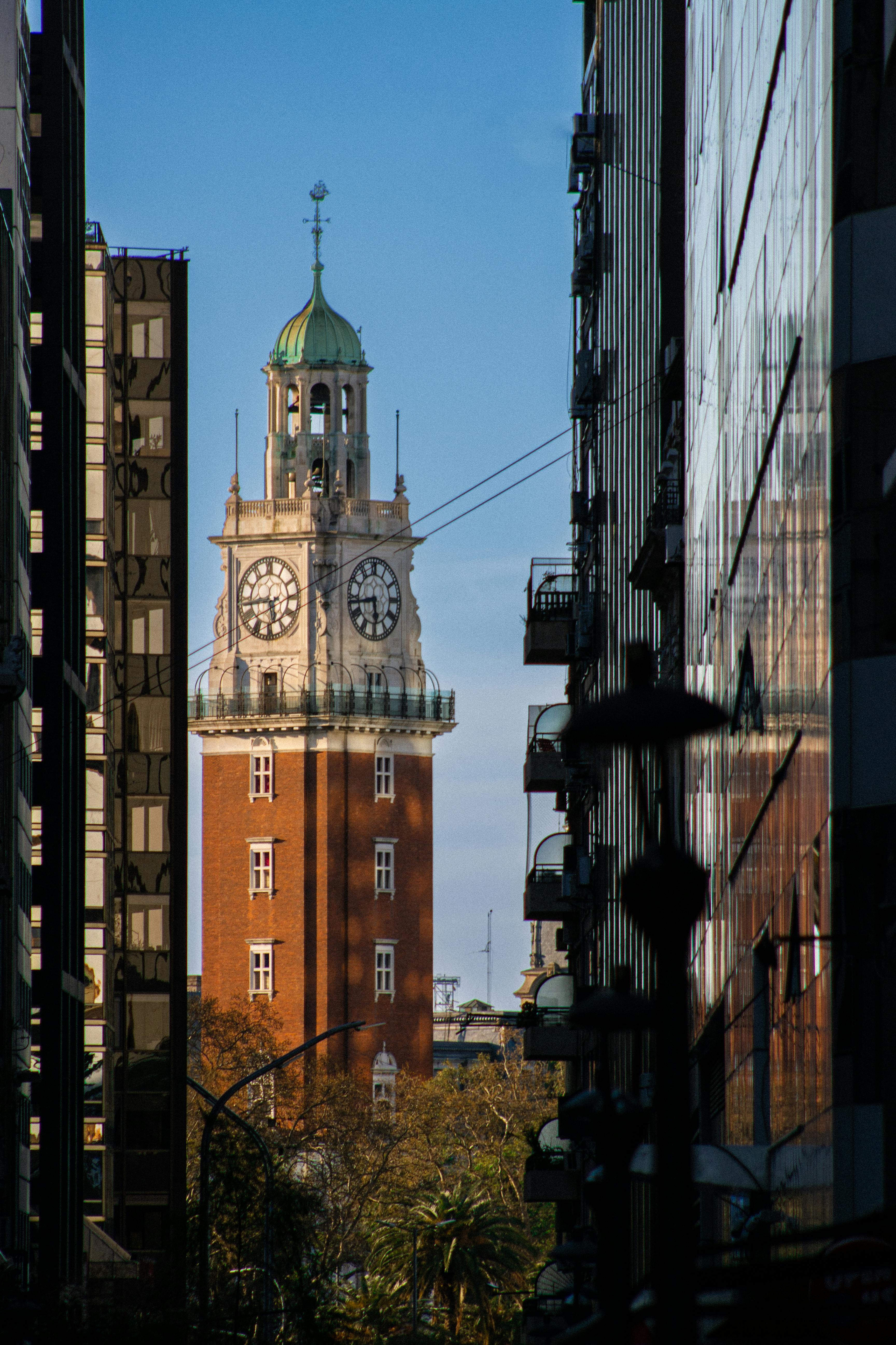 Urban architecture in Buenos Aires used as institutional visual support