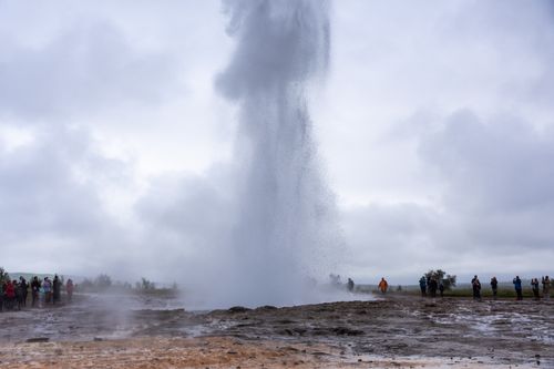 Free A mesmerizing geyser eruption in Iceland, capturing nature's raw power amidst a cloudy sky. Stock Photo