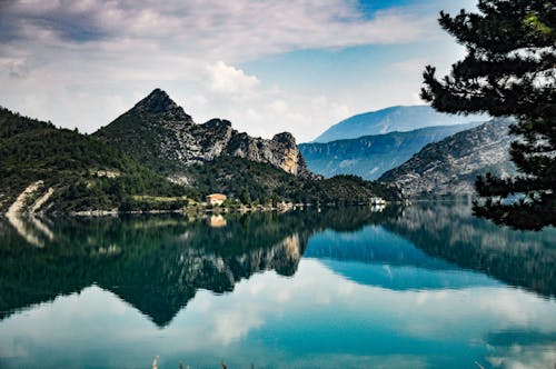 Gratis Lago Sotto La Montagna Foto a disposizione