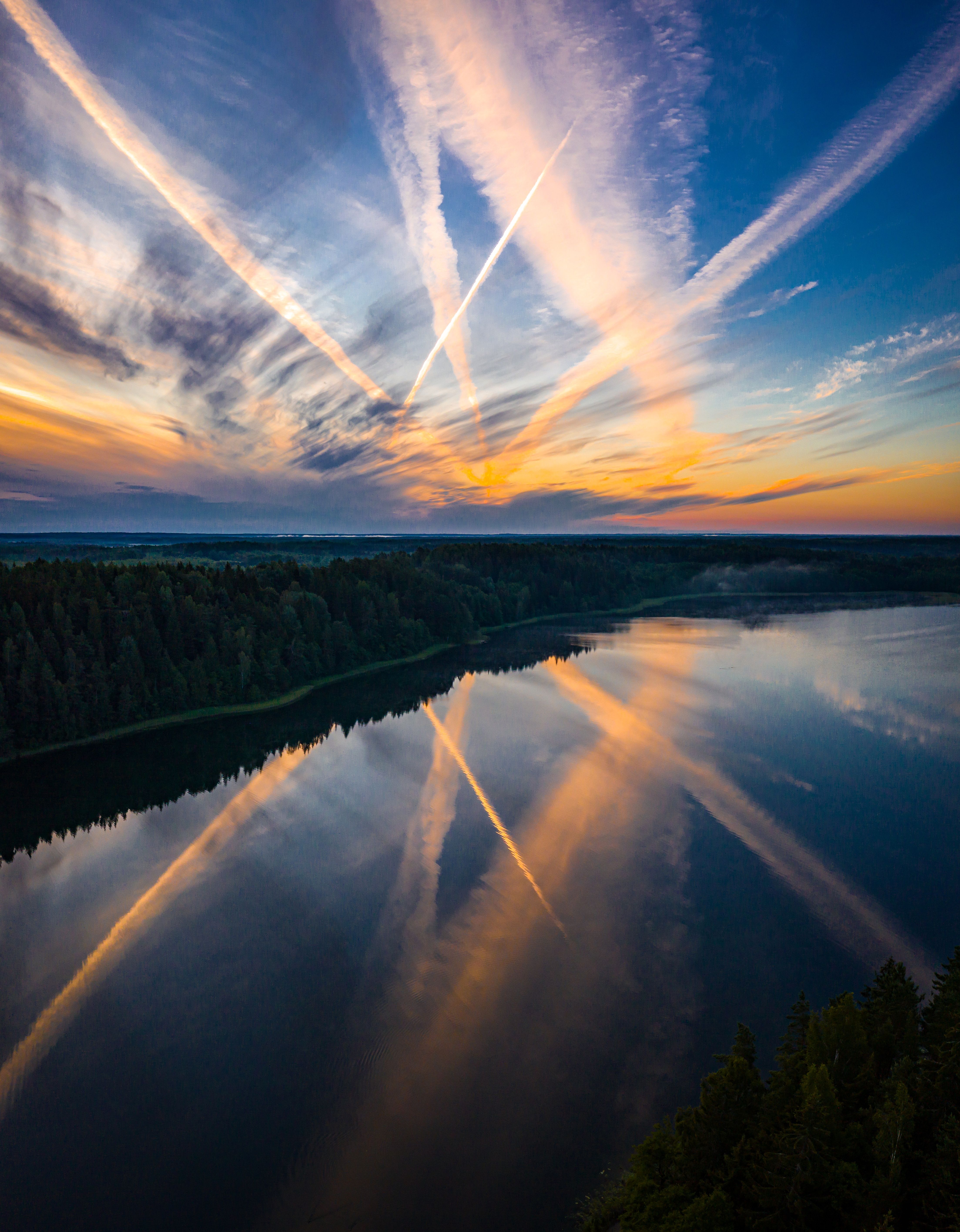 Stunning Sunset Over Serene Lake Reflection · Free Stock Photo