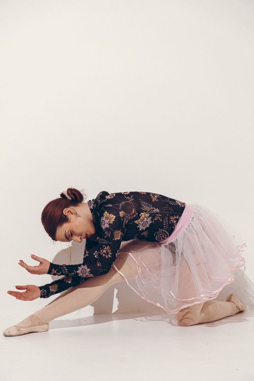 Free A ballerina in delicate pink tulle skirt and ballet pose, showcasing grace and poise. Stock Photo
