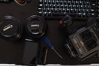 工作桌上媒体制作所需的相机设备和键盘特写