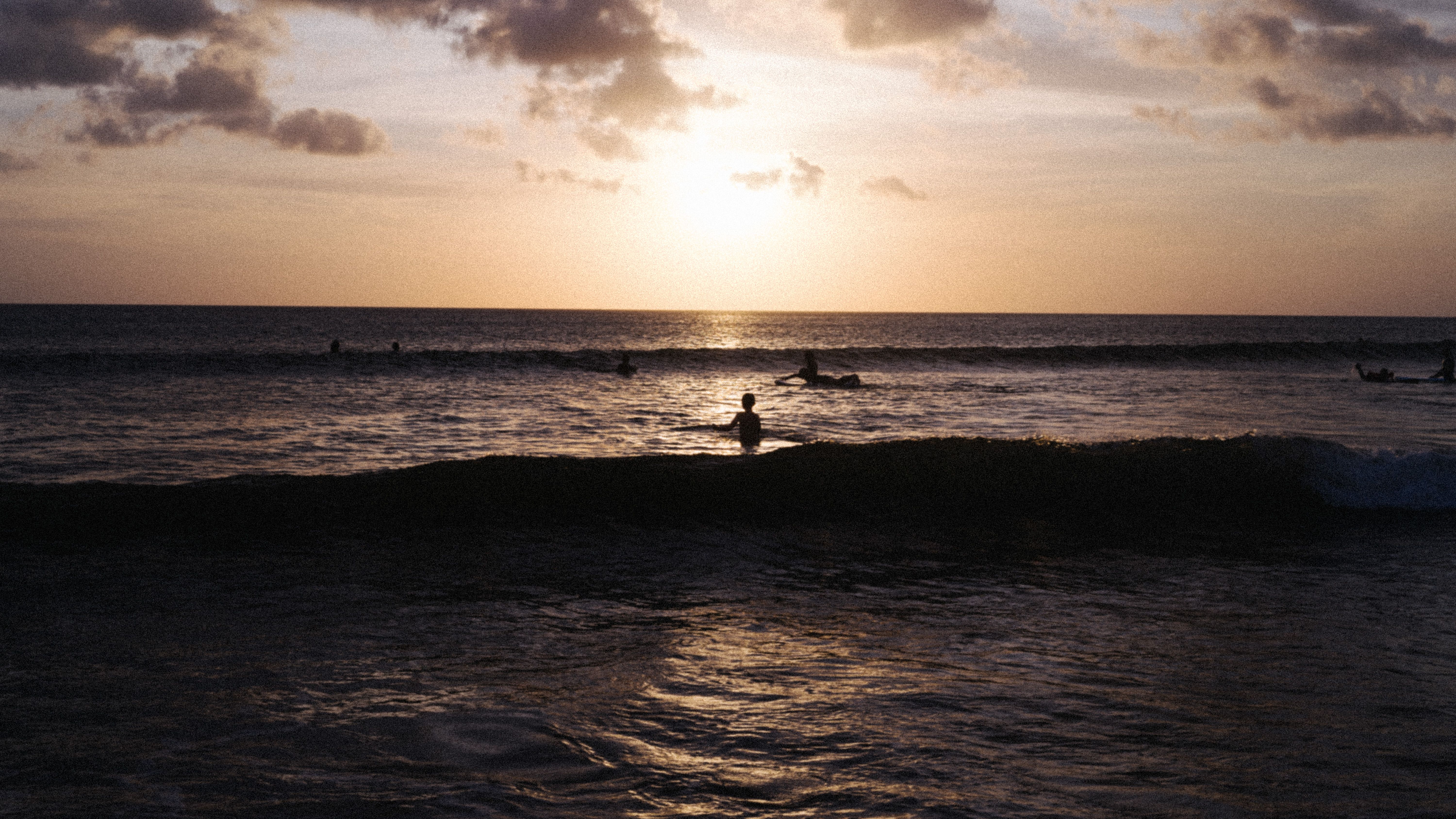 Kuta és Seminyak strand összehasonlítás: melyiket válaszd? – Kuta Beach Bali surfers sunset