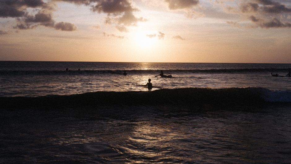Kuta és Seminyak strand összehasonlítás: melyiket válaszd? – Kuta Beach Bali surfers sunset