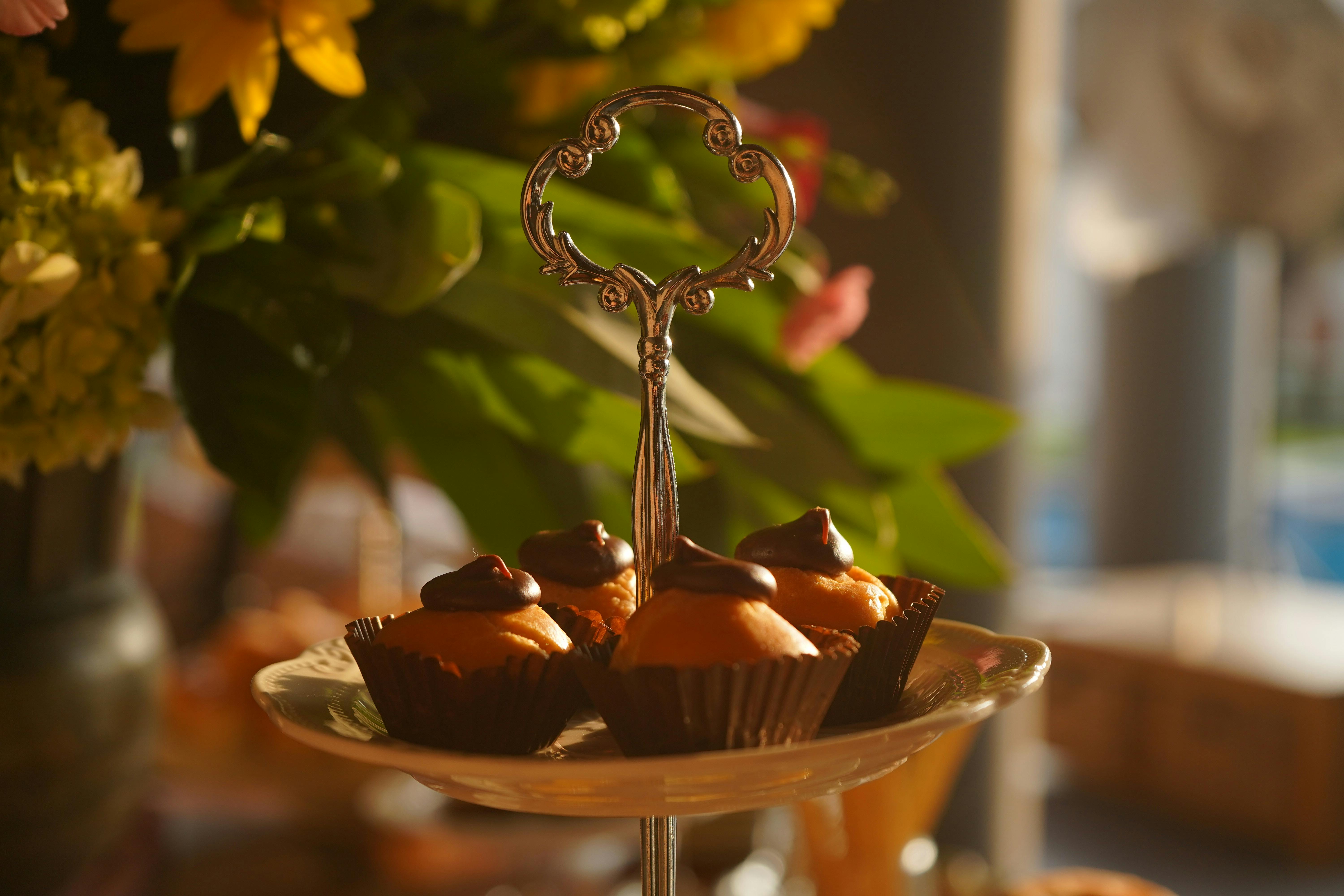 Elegant Cupcake Display with Floral Background · Free Stock Photo, image size:1125x750
