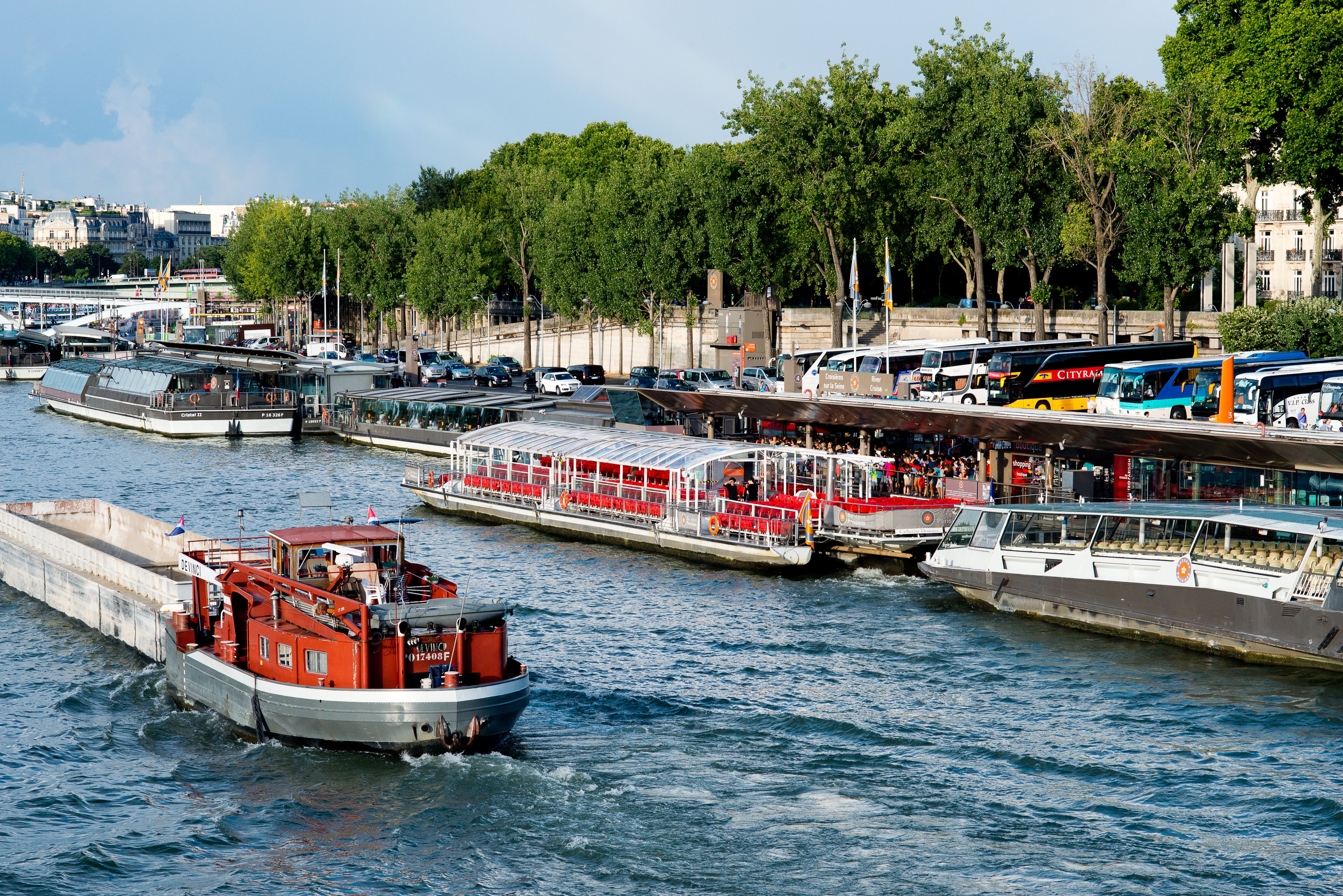 Navigo Découverte pass for unlimited public transport in Paris