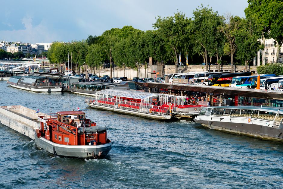 Navigo Découverte pass for unlimited public transport in Paris