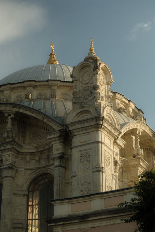 Free Close view of ornate baroque architectural dome with intricate details against a blue sky. Stock Photo