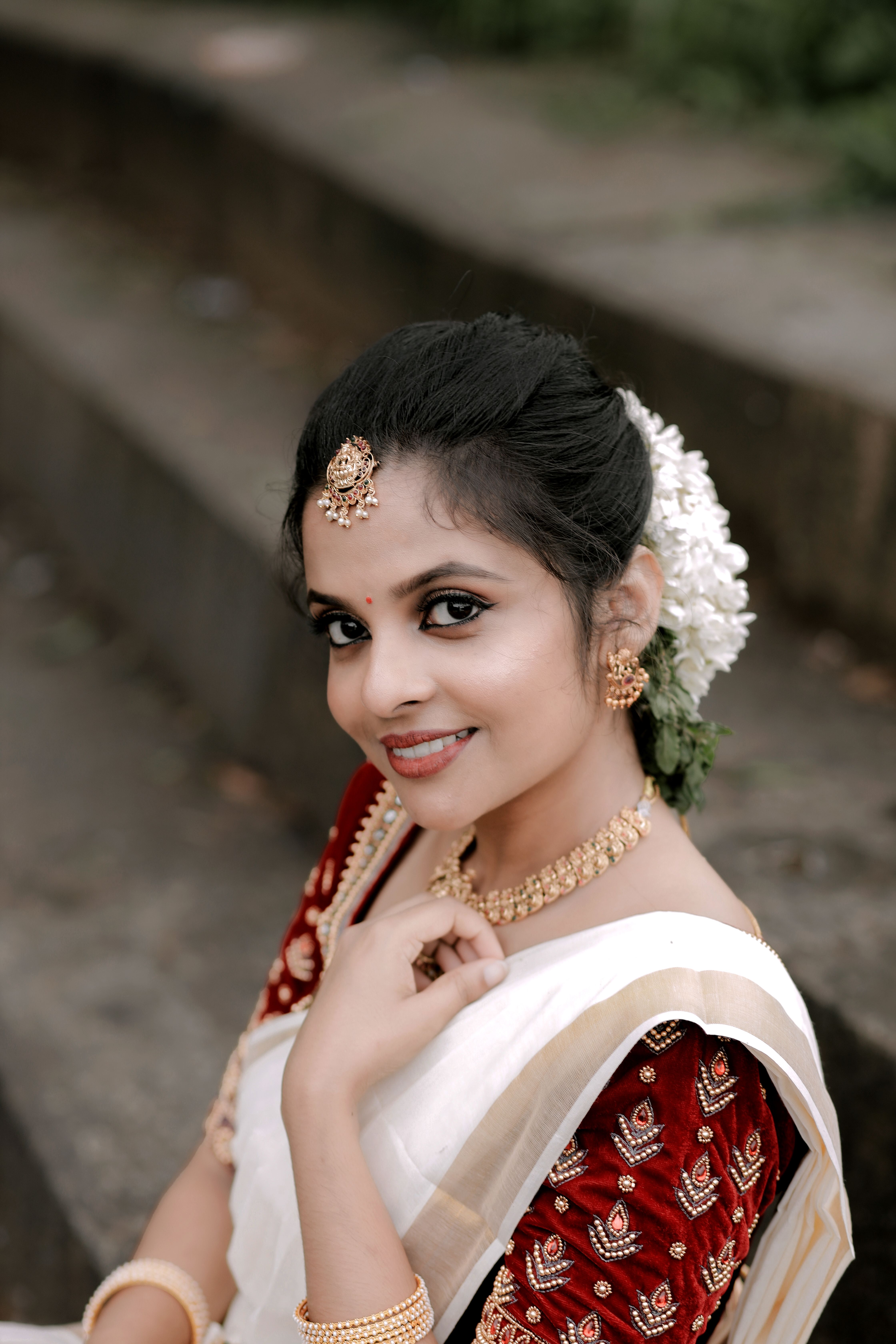Elegant Woman in Traditional Indian Saree · Free Stock Photo