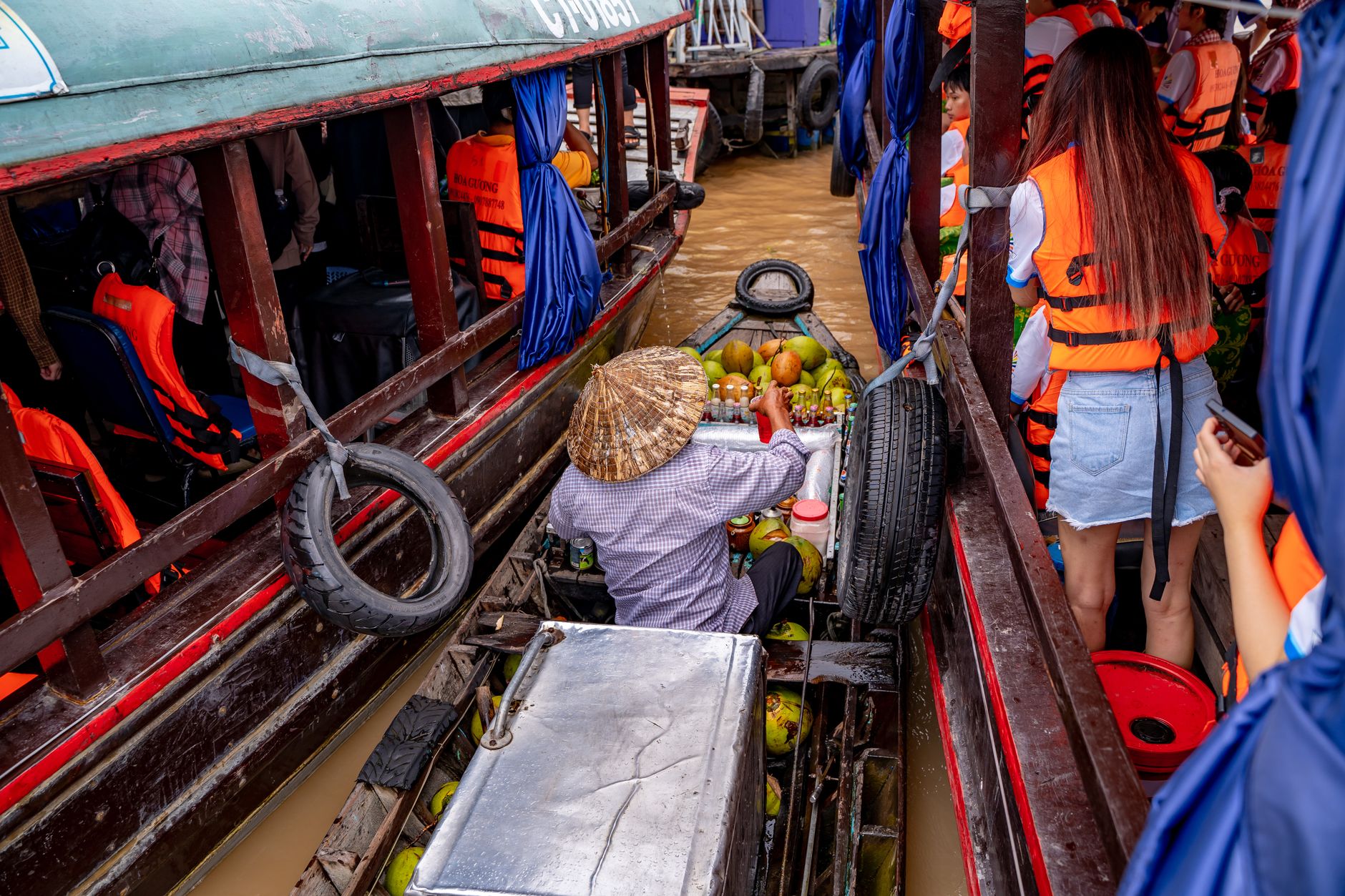 Cái Răng Floating Market bustling with activity and vibrant colors in Cần Thơ, Việt Nam.