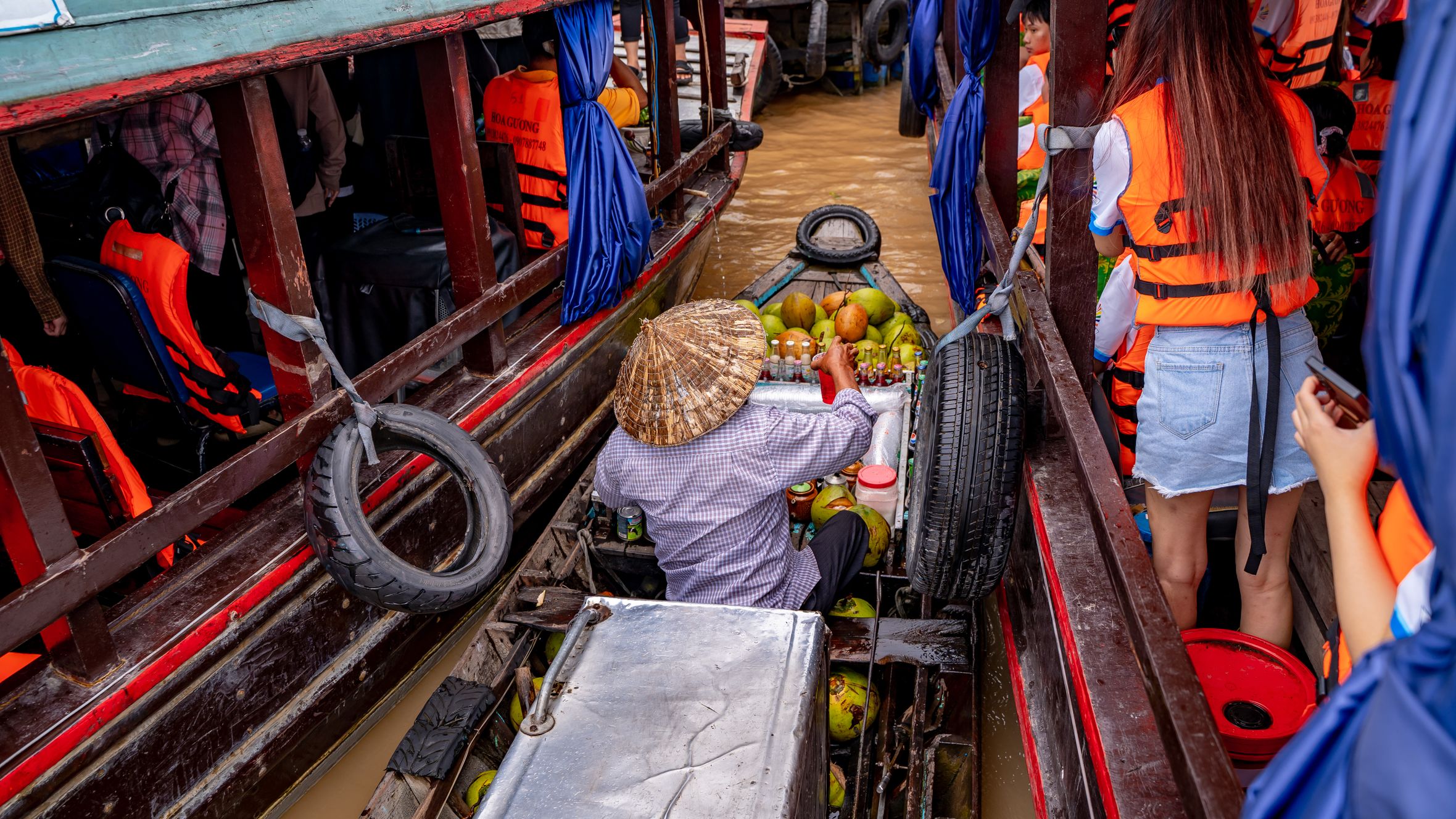 Cái Răng Floating Market bustling with activity and vibrant colors in Cần Thơ, Việt Nam.