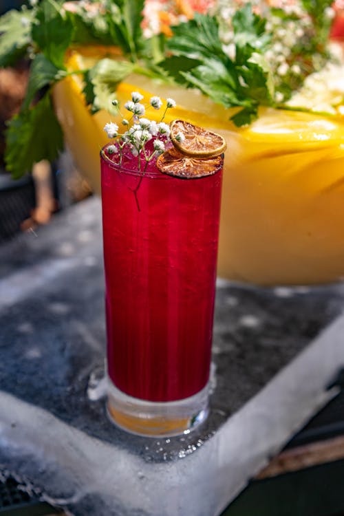 Rotes Glas Mit Garniertem Getränk