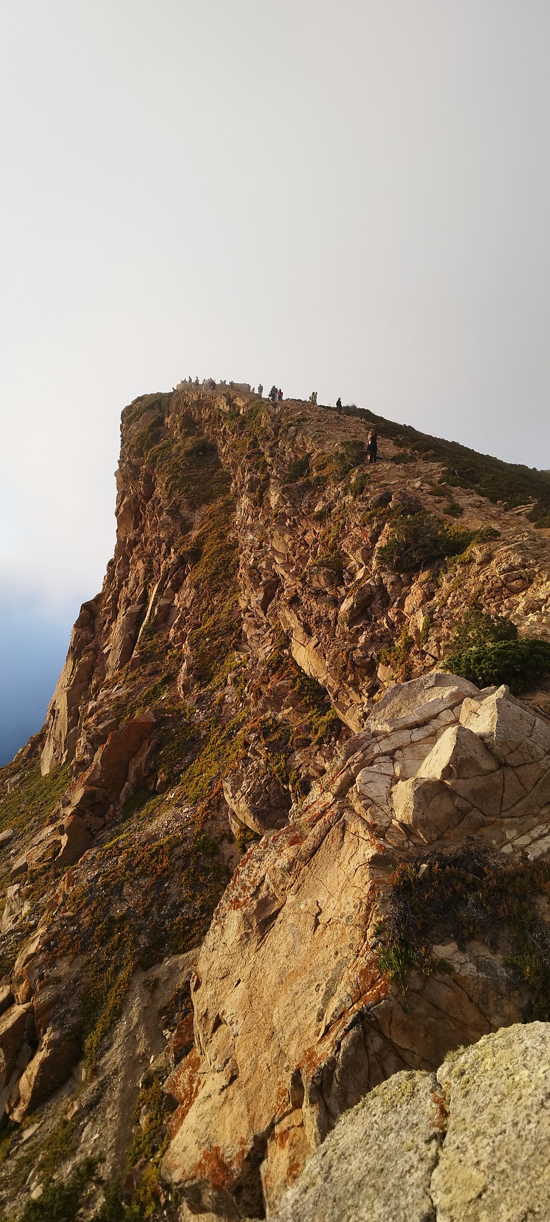 Fotomural Impresionante vista del acantilado costero con senderistas en Cabo da Roca, Sintra, Portugal.