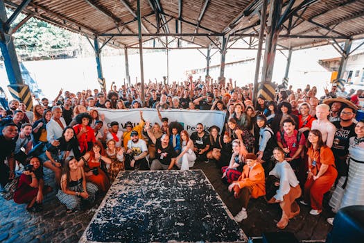 里约热内卢仓库里那张充满活力的合影，展现了多样性与团结