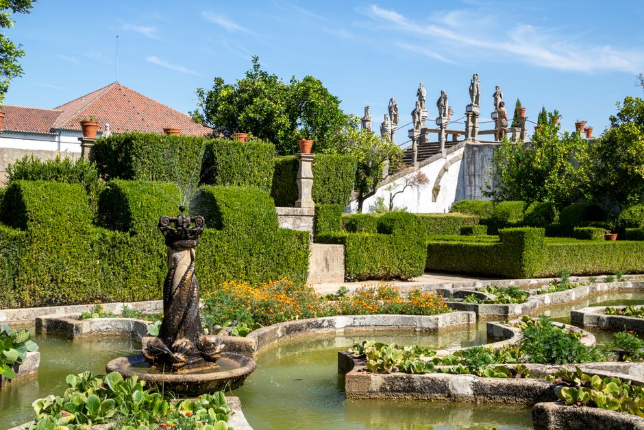 Como Criar um Jardim de Ervas em Casa para Mulheres Ocupadas 2 Discover the beautiful Jardim do Paço Episcopal with its lush greenery and historic statues in Portugal.