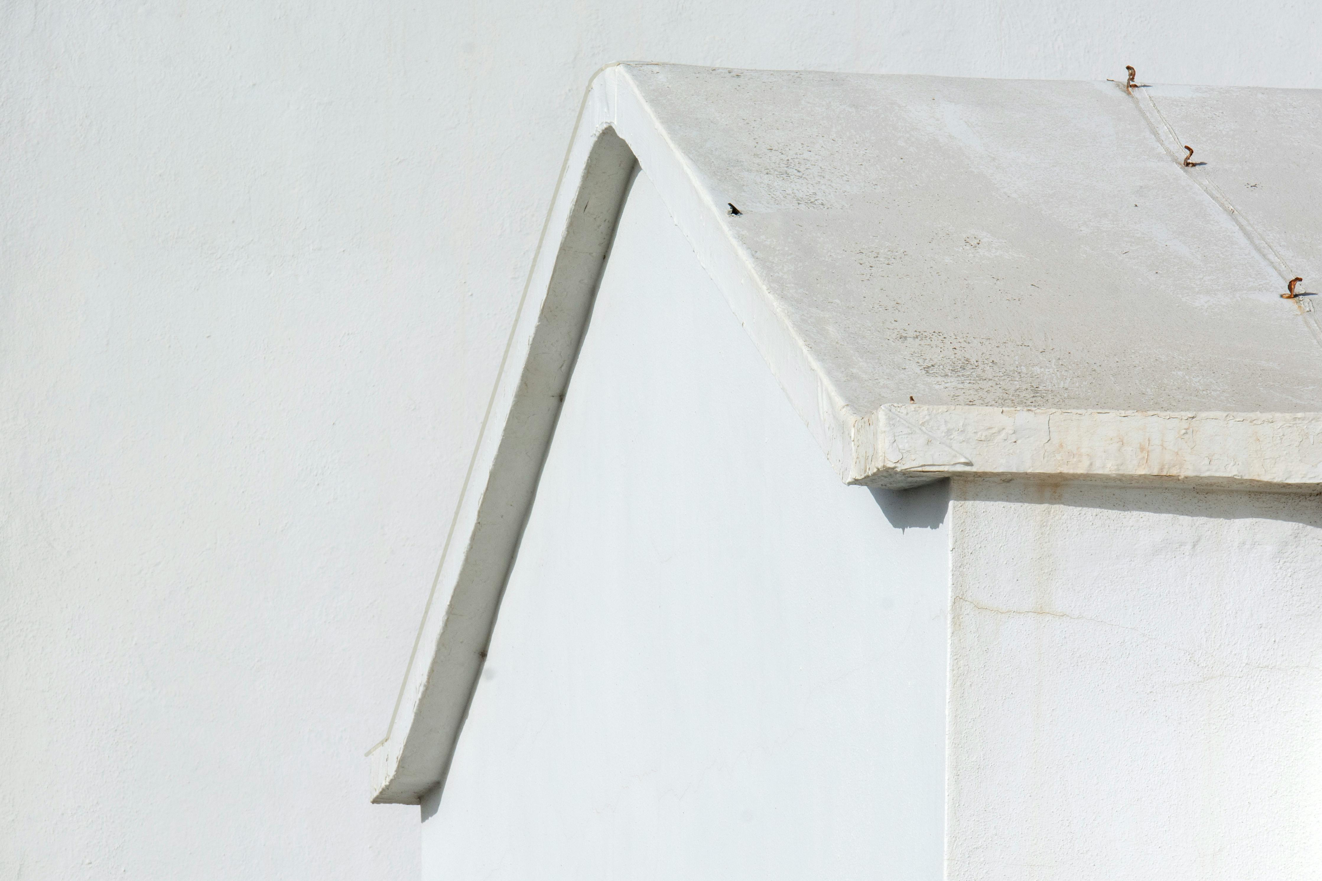 Bezpłatne Minimalistyczny, Biały Detal Architektoniczny Dachu Zdjęcie z galerii