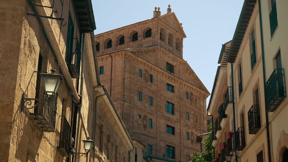 Calle con edificios de piedra y balcones en el casco histórico de Salamanca