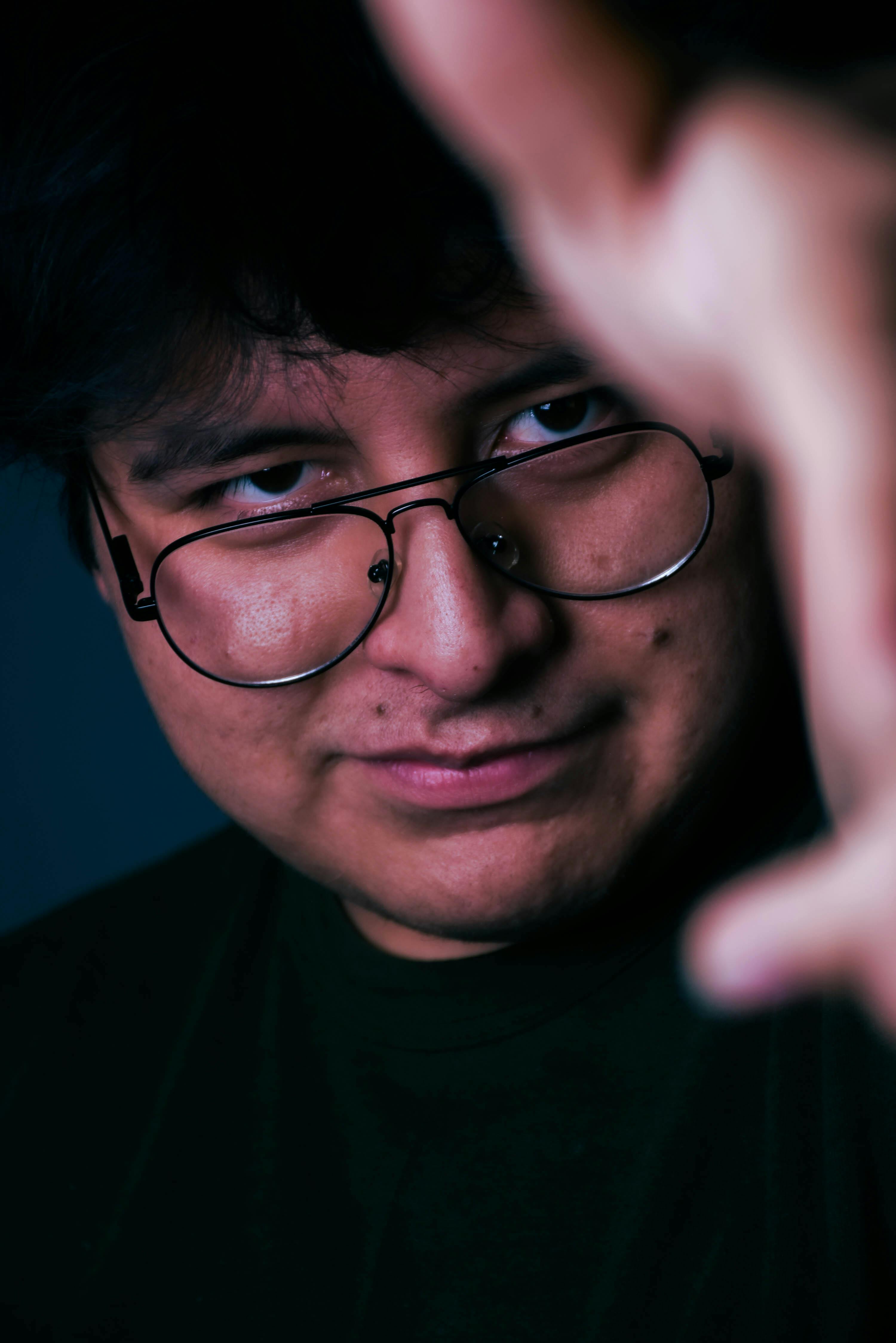 grátis Retrato Intenso De Homem Com óculos Foto profissional