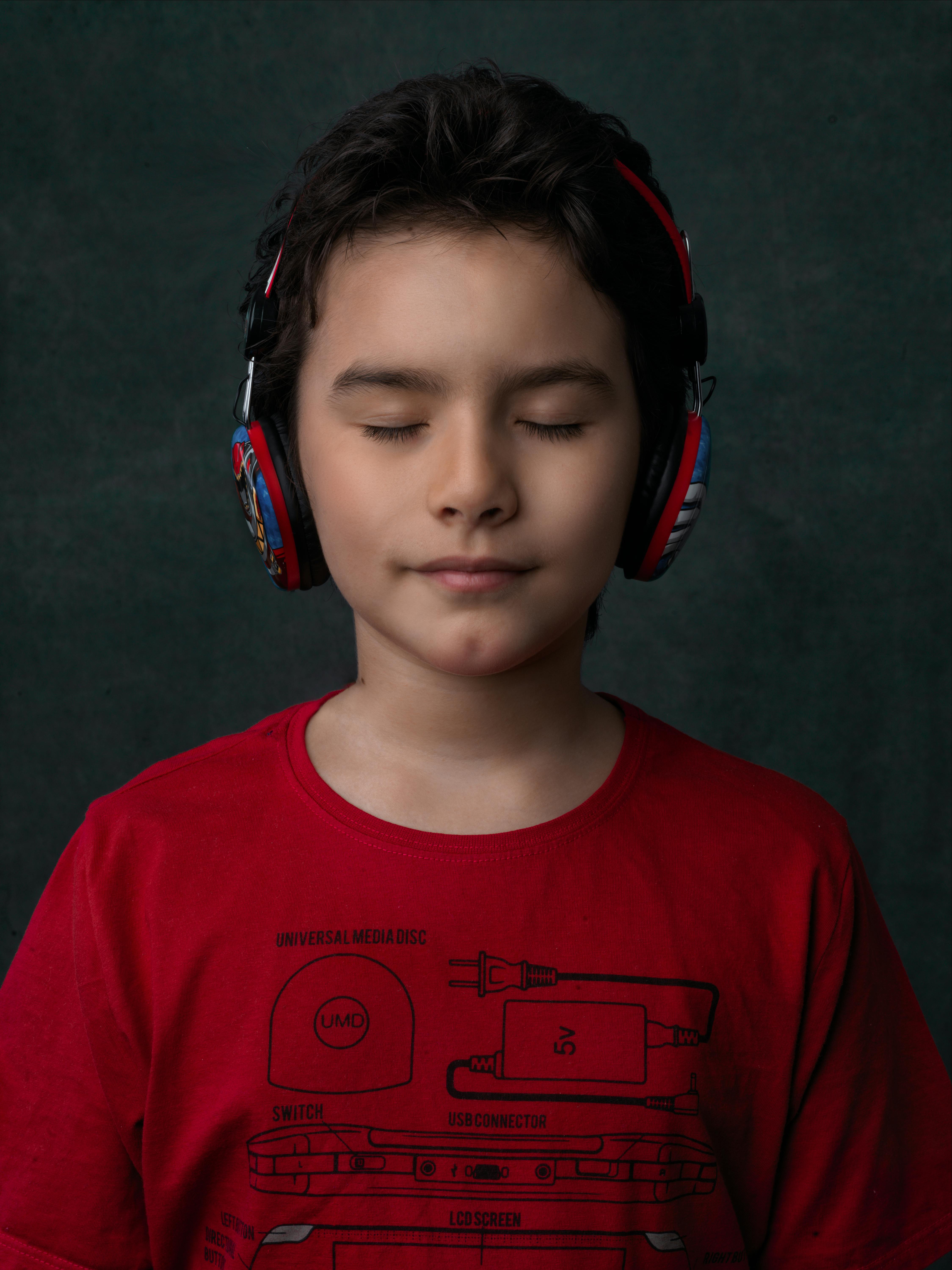 Gratis Anak Mendengarkan Musik Dengan Headphone Foto Stok