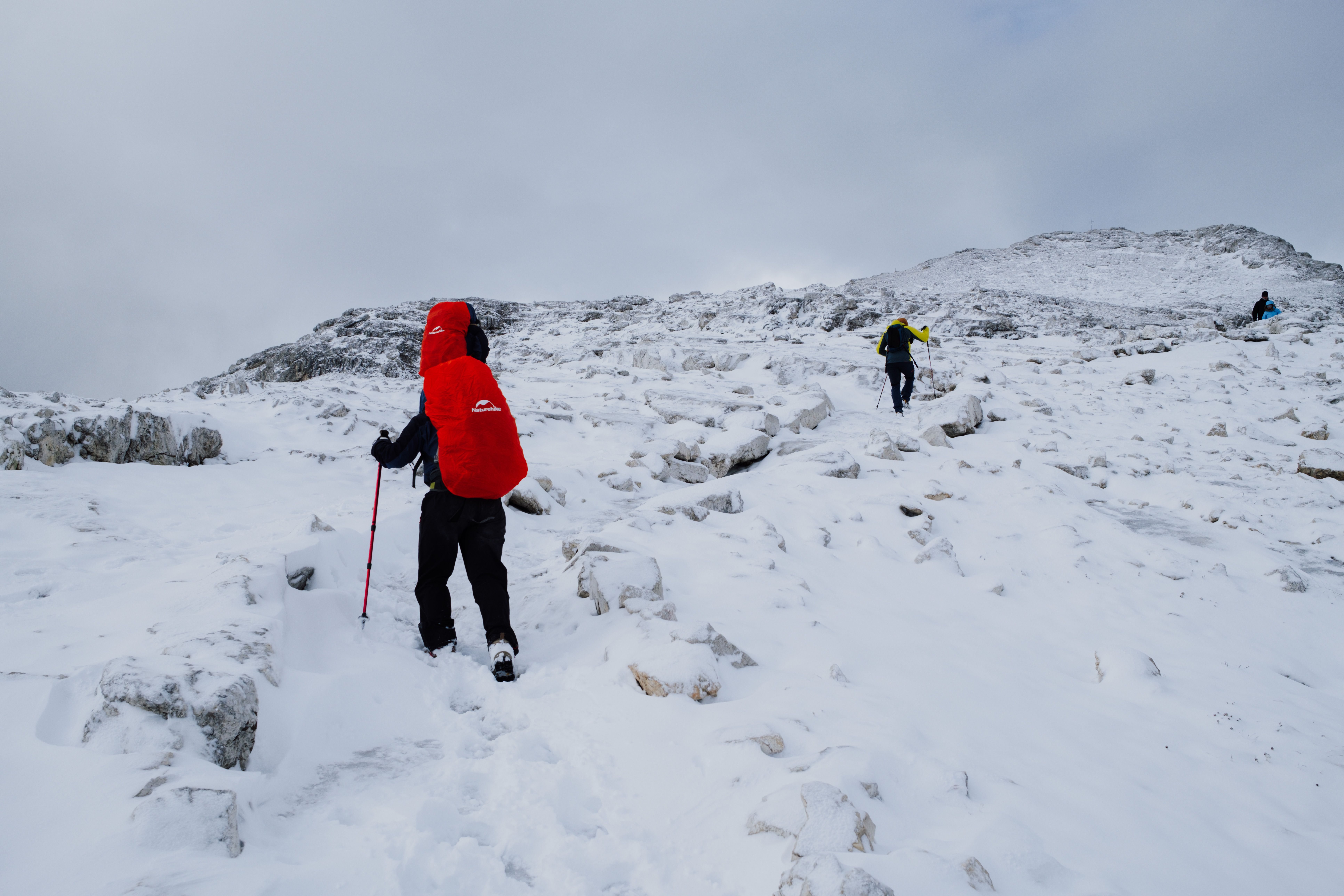 Hikers ascending a snowy trail in San Martino di – how to choose dry bags and stuff sacks for ultralight backpacking