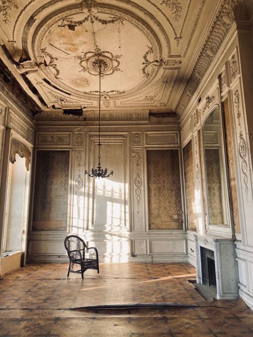 Free Explore the ornate, vintage interior of an abandoned mansion in Istanbul, with intricate moldings and classic charm. Stock Photo