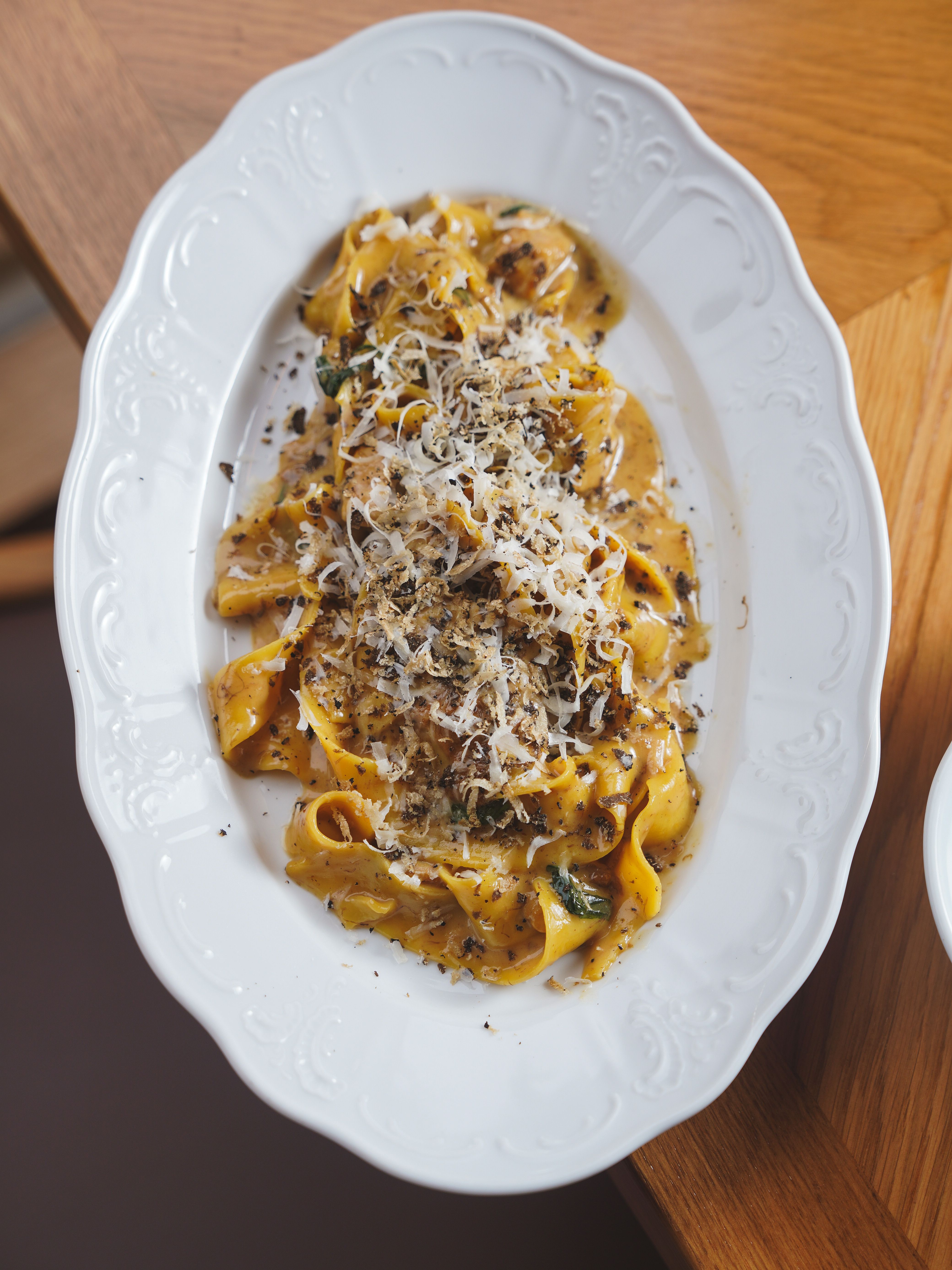 Fettuccine ao molho trufado servido em prato sofisticado